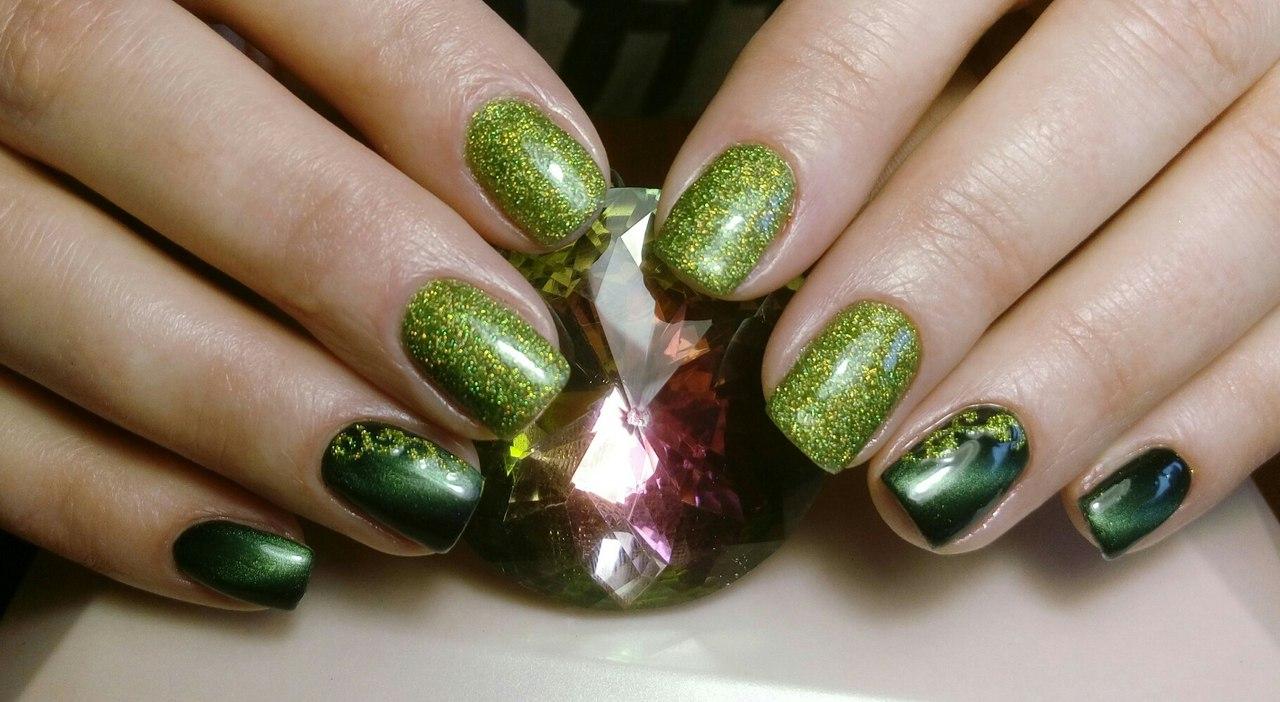 Яркие блестящие ногти зеленого цвета