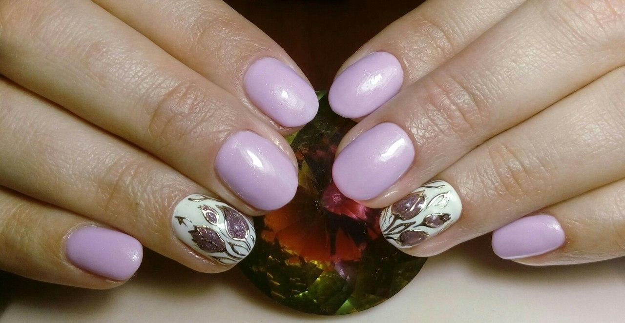 Нежные лиловые ногти с тюльпанами