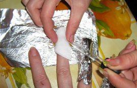 如何在家裡去除指甲上的凝膠拋光劑？
