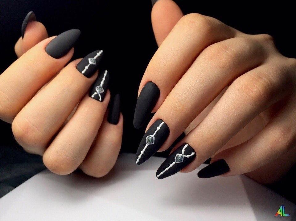 Длинные матовые ногти чёрного цвета