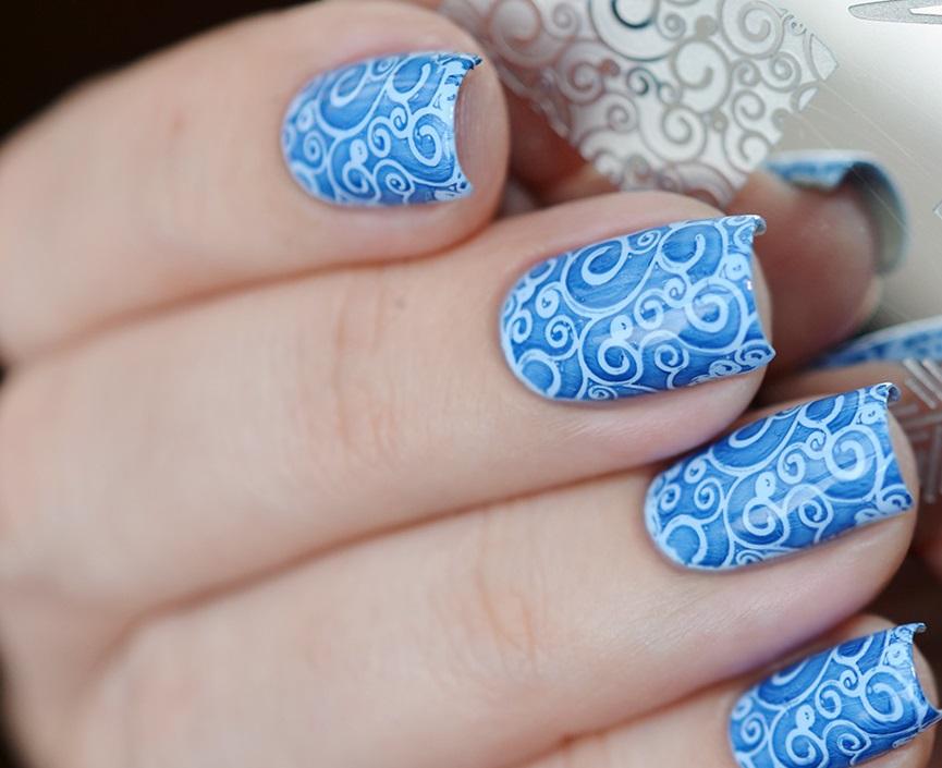 Бело-голубой слайдер на длинных ногтях