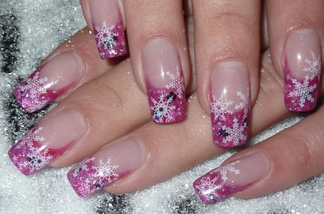 Розовый новогодний маникюр со снежинками