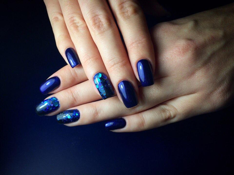 Блестящие синие ногти