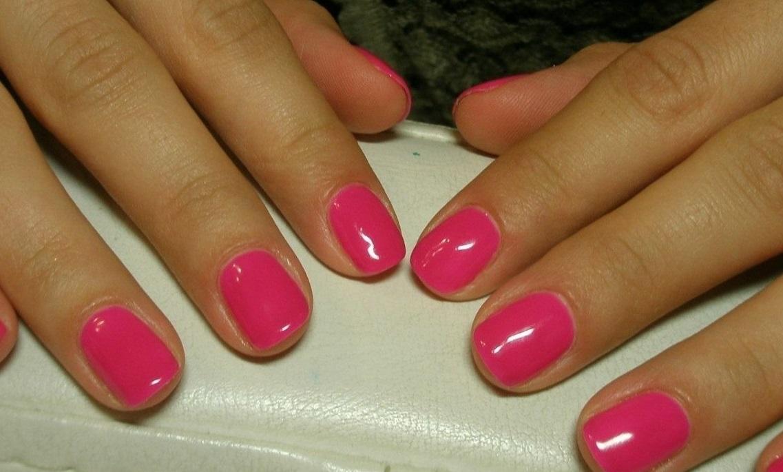 Простой розовый маникюр на короткие ногти