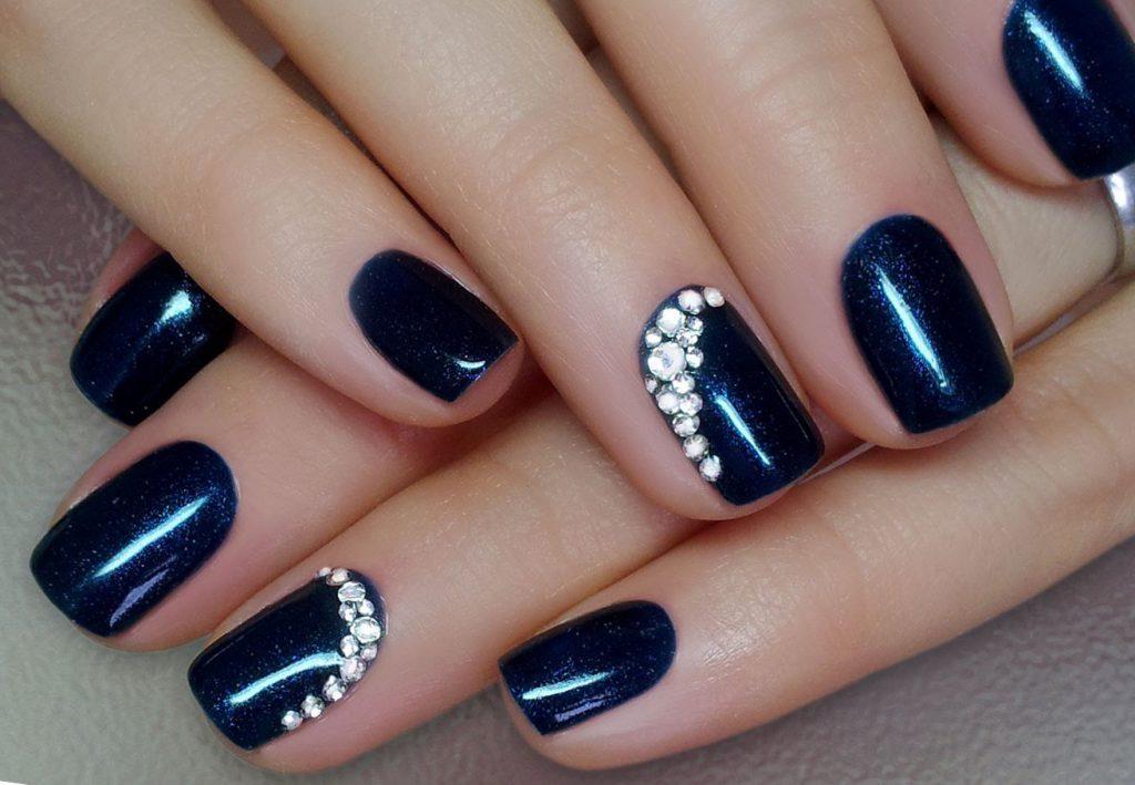 Niebieski manicure z kryształkami - 5 genialnych pomysłów!