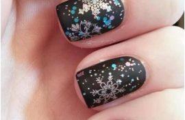 Piękny zimowy manicure