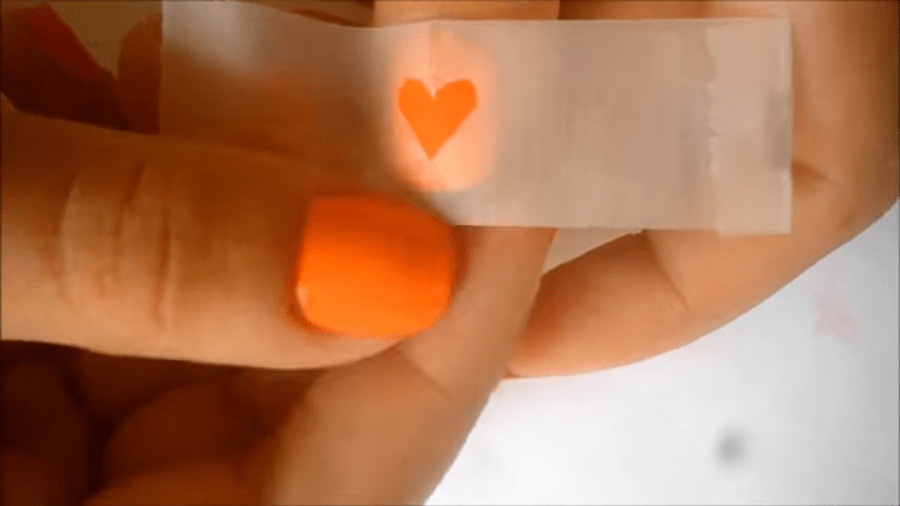 從指甲上的透明膠帶修指甲的貼紙