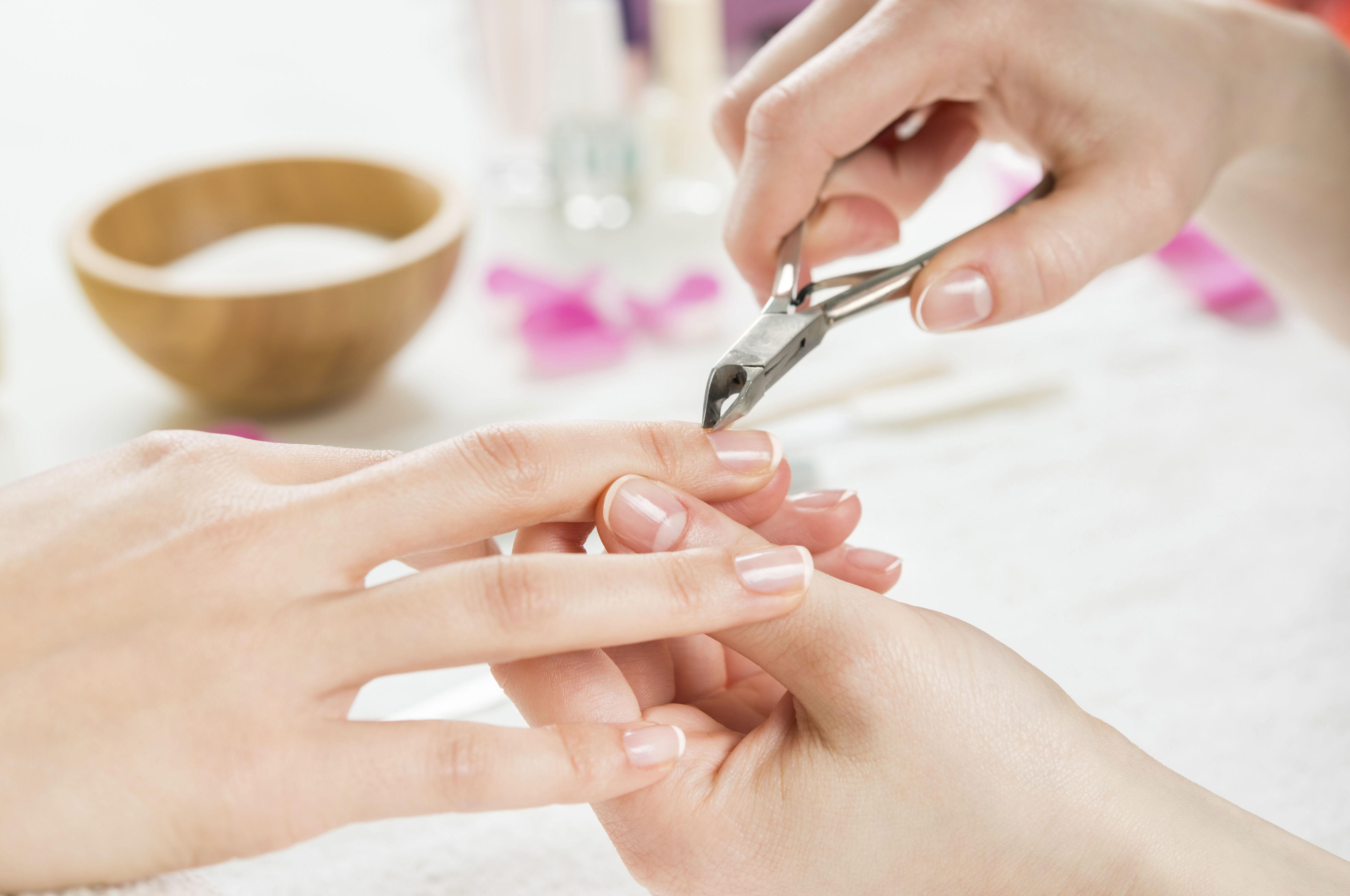 Usuwanie skórek podczas manicure