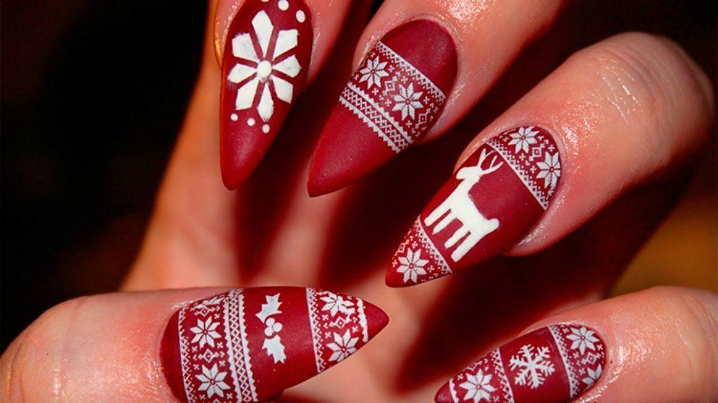 New Year's manicure with deer