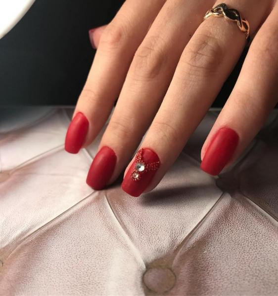 Wzór paznokcia: czerwony z kryształkami. Pomysły, trendy w modzie