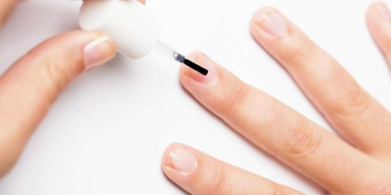 Почему шеллак долго не держится на ногтях: основные причины и рекомендации