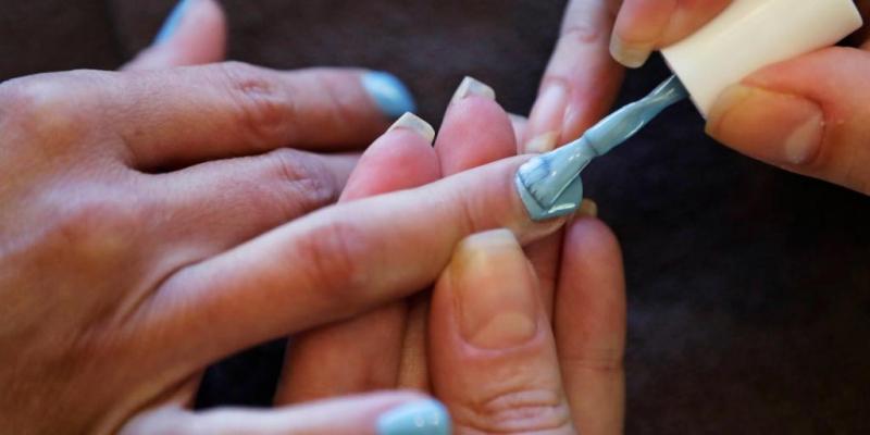 Почему шеллак долго не держится на ногтях: основные причины и рекомендации