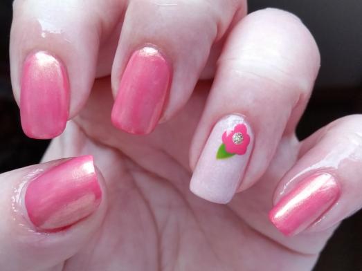 Làm móng tay màu hồng với hoa: sự kết hợp của sự nhẹ nhàng và độc đáo
