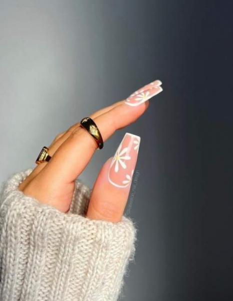 Белый маникюр 2022: новый дизайн ногтей, фотоколлекция