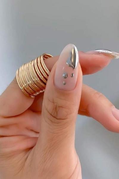 Дизайн ногтей втирка 2023: фото новинки маникюра