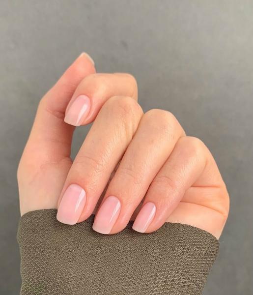 Модный омолаживающий маникюр: 5 оттенков лака, которые вернут молодость вашим рукам.