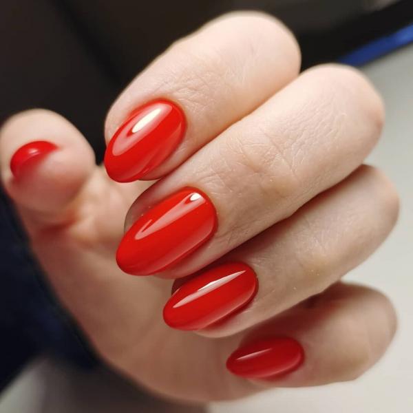 Модный омолаживающий маникюр: 5 оттенков лака, которые вернут молодость вашим рукам.