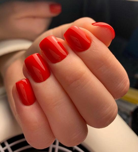 Модный омолаживающий маникюр: 5 оттенков лака, которые вернут молодость вашим рукам.