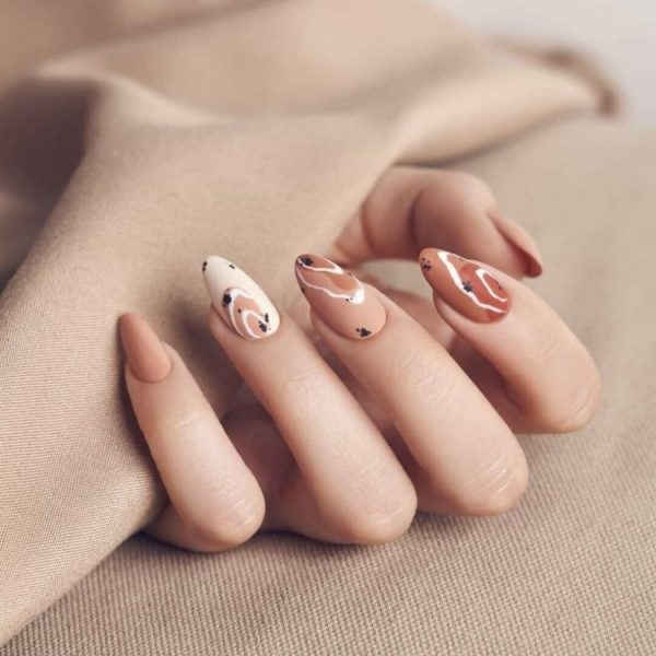 Маникюр в бежевых тонах: актуальные дизайны 2022 года