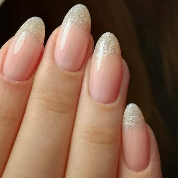 Маникюр в бежевых тонах: актуальные дизайны 2022 года