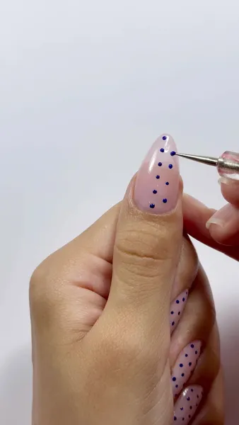 Этот тренд возвращается осенью 2023 года: как сделать маникюр в горошек и избежать ошибок