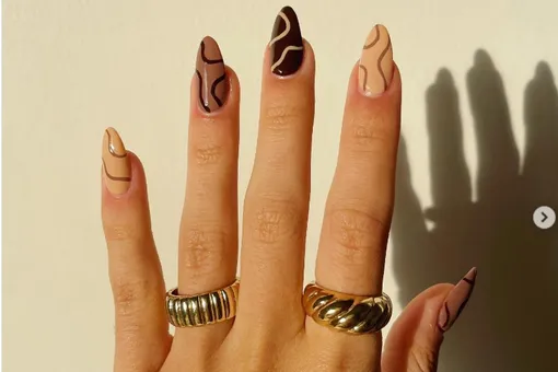 Милые кудри добавляют образу игривости