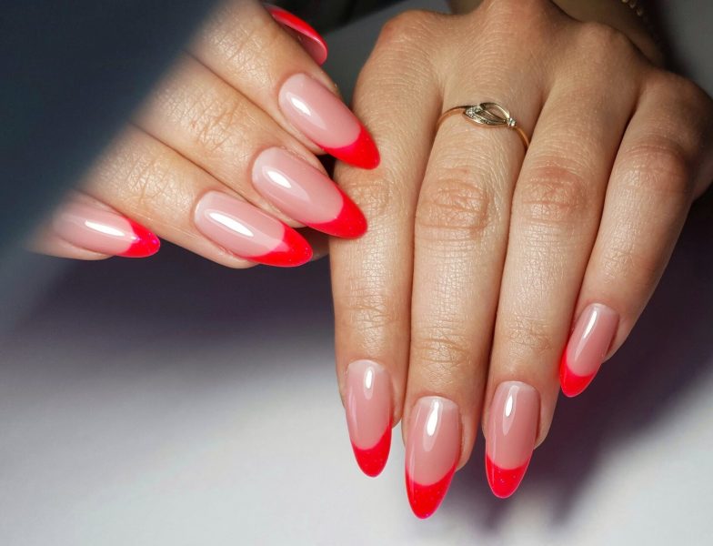 Красный французский маникюр. Красный французский маникюр — самый яркий тренд 2024 года