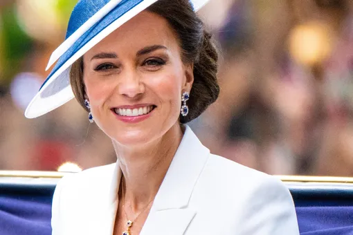 «Стеклянные» ногти Кейт Миддлтон: как воссоздать изысканный маникюр принцессы