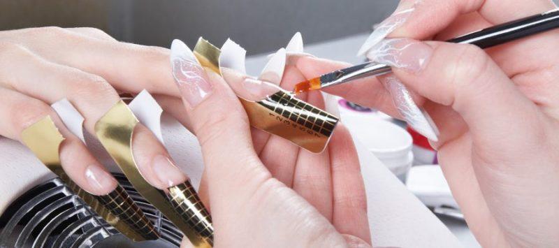 Укрепление ногтей акриловой пудрой: что это такое и как ею пользоваться