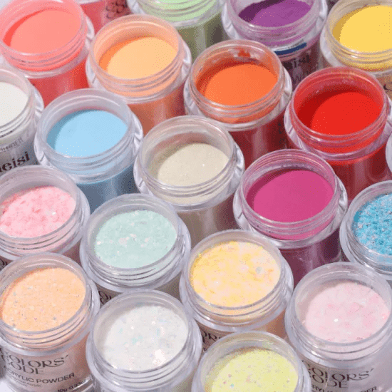 Укрепление ногтей акриловой пудрой: что это такое и как ею пользоваться