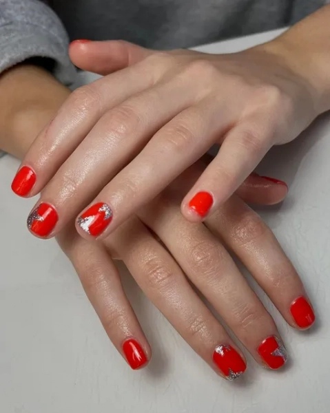 Яркий маникюр