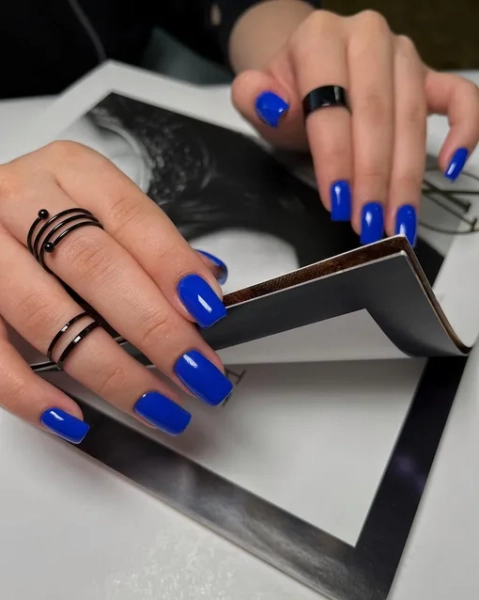 Синий маникюр