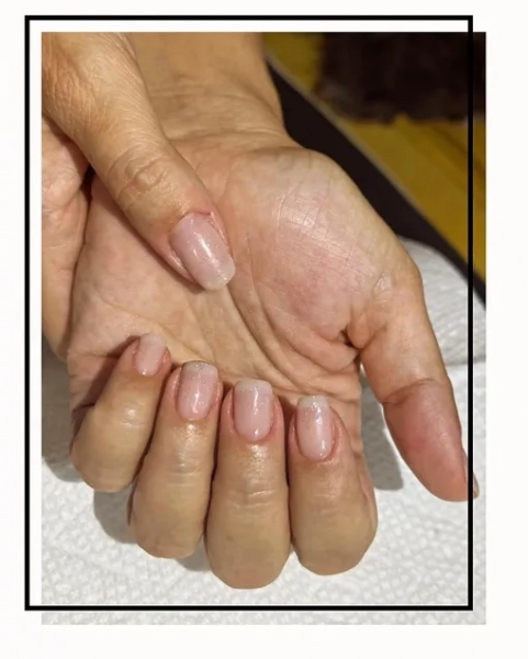 Полупрозрачный маникюр