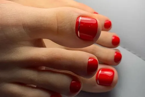 Красный педикюр: 5 вариантов дизайна, который не будет смотреться вульгарно