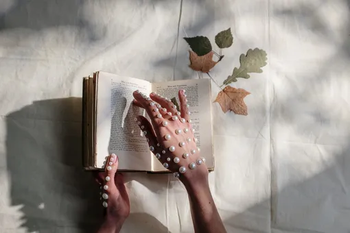 декор жемчугом необычные идеи для маникюра