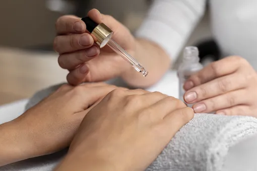 Масло для кутикулы позволит дольше сохранить маникюр свежим