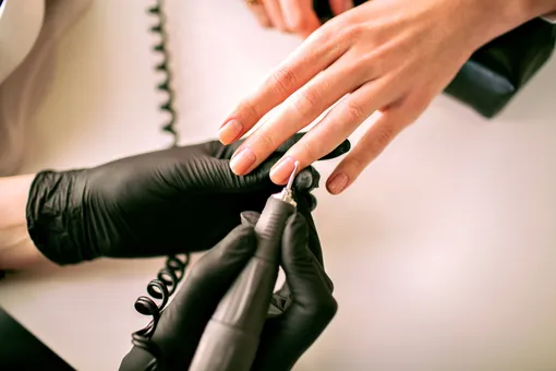 Мастер учитывает особенности работы или образа жизни клиента и подбирает лак так, чтобы маникюр держался дольше