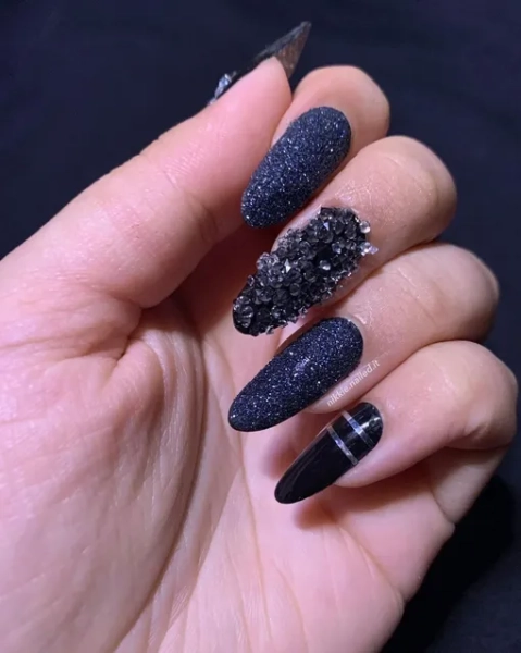 черный маникюр