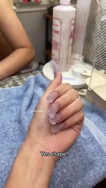 Девушка нарастила ногти обратной стороной. И вот почему