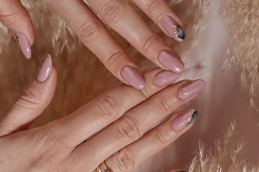 Девушка нарастила ногти обратной стороной. И вот почему