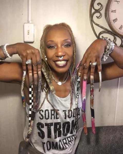 Корделия Адамс уже 33 года не подстригает ногти