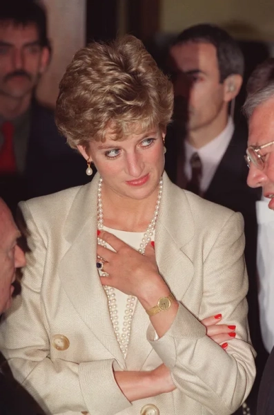 Яркий маникюр принцессы Дианы