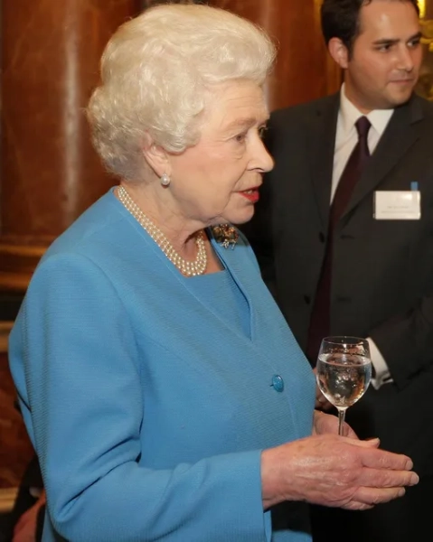 Королева Елизавета II маникюр