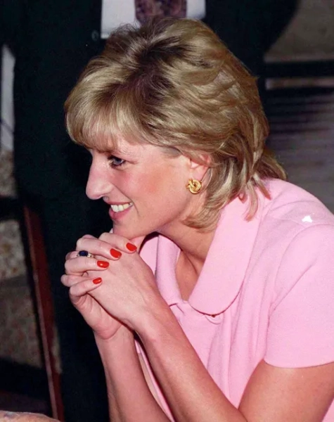 Принцесса Диана с красным маникюром