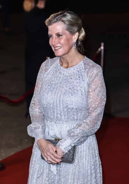 Бардовый маникюр Софи Уэссекская