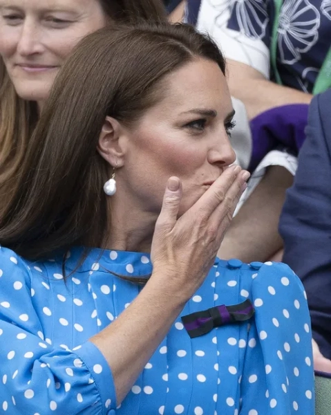 Кейт Миддлтон с идеальным маникюром посылает воздушный поцелуй