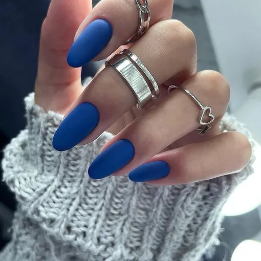 синий маникюр